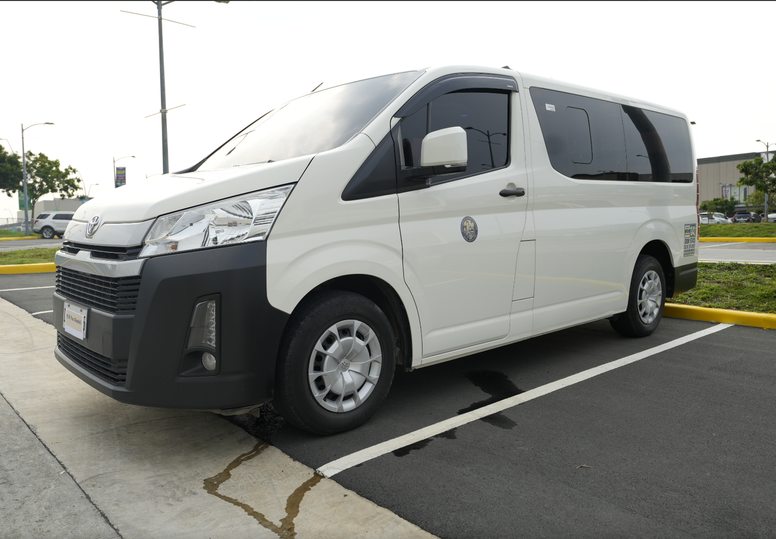 Toyota Hiace Van Deluxe exterior view